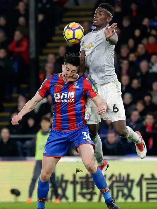 Pemain Manchester United Paul Pogba berebut bola di udara dengan pemain Crystal Palace Martin Kelly saat pertandingan Liga Inggris di Selhurst Park, London (5/3). Gol ketiga MU berhasil dicetak oleh Nemanja Matic  pada menit ke-90+1.(AP Photo/Tim Ireland)