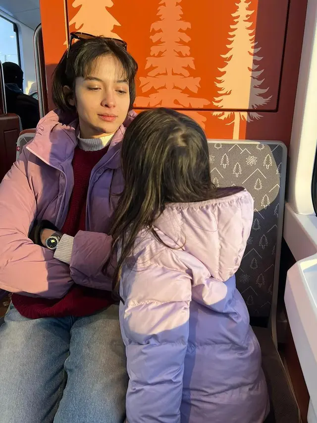 7 Potret Chicco Jerikho Ajak Istri dan Anak Liburan di Swiss, Penuh Bahagia