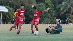 Rendy Juliansyah jatuh saat berebut bola dengan pemain Top Skor U-16 pada laga uji coba di Lapangan Atang Sutresna, Cijantung, Kamis (10/5/2018). Tim Top Skor U-16 menang 2-0 atas Timnas Indonesia U-16. (Bola.com/Nick Hanoatubun)