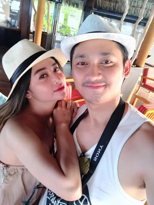 [Bintang] Dewi Perssik dan Angga Wijaya