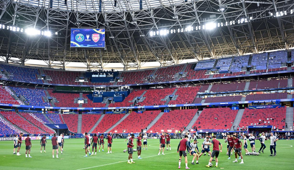 Dalam perjalanan menuju final, PSG berhasil menyingkirkan Bayern Munchen dengan agregat tipis 6-5 di semifinal, sementara Arsenal mengalahkan Atletico Madrid dengan skor 2-1. (AP Photo/Denes Erdos)