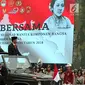 Presiden Joko Widodo (Jokowi) melakukan inspeksi pasukan saat apel bersama Wanita TNI, Polwan dan segenap wanita komponen bangsa di Lapangan Silang Monas, Jakarta, Rabu (25/4). Apel digelar guna memperingati Hari Kartini 2018. (Liputan6.com/Johan Tallo)