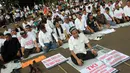 Massa yang tergabung dalam Aliansi TKI Menggugat melakukan unjuk rasa didepan Istana Merdeka, Jakarta,Selasa (7/4/2015). Massa juga menggelar salat bersama disela aksi unjuk rasa. (Liputan6.com/Helmi Afandi)