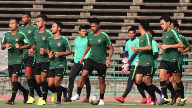 Para pemain Timnas Indonesia U-22 tampak rileks saat latihan. (Bola.com/Zulfirdaus Harahap)
