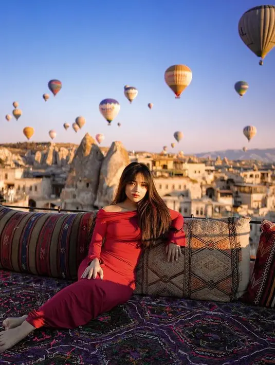 Fuji mengunjungi Cappadocia saat berada di Turki. Saat berfoto dengan latar belakang balon udara, Fuji tampil feminim. [@fuji_an]