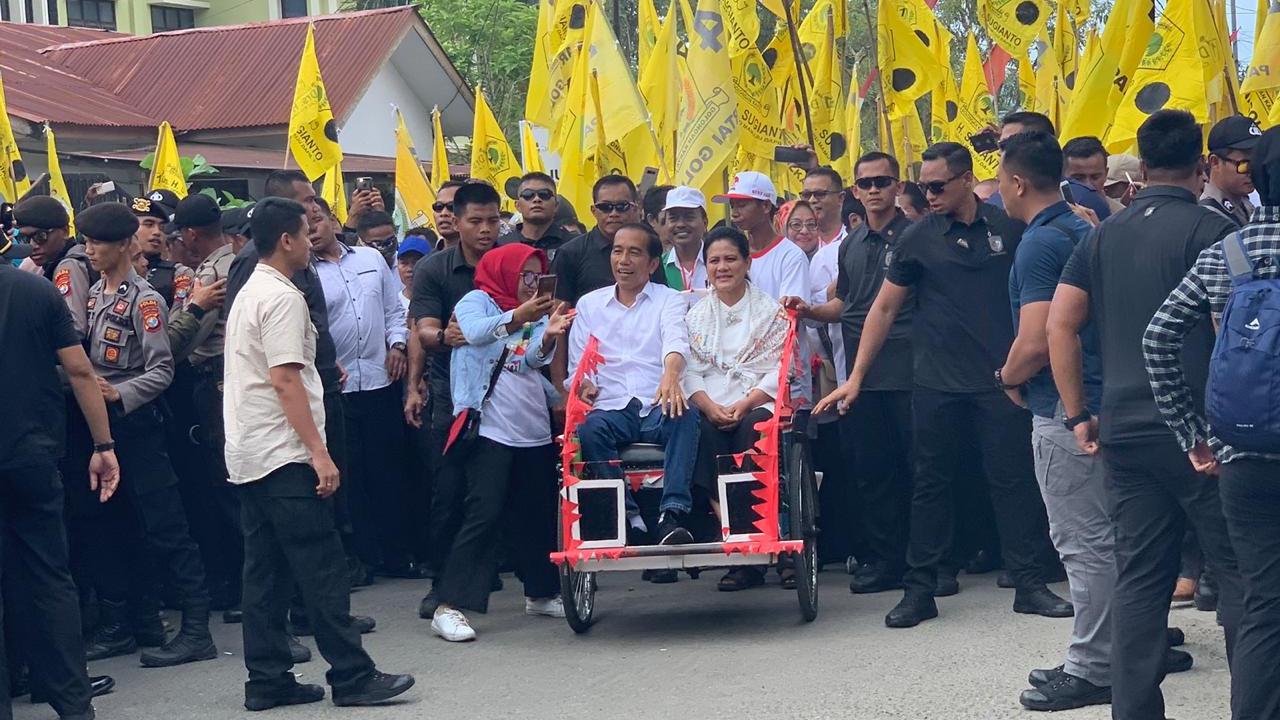 Jokowi ditemani Iriana memilih menaiki becak menuju lokasi kampanye. (Liputan6.com/Lizsa Egeham)