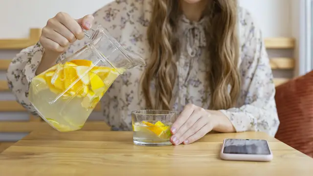 Ilustrasi perempuan menuangkan air perasan lemon/freepik.com/jcomp