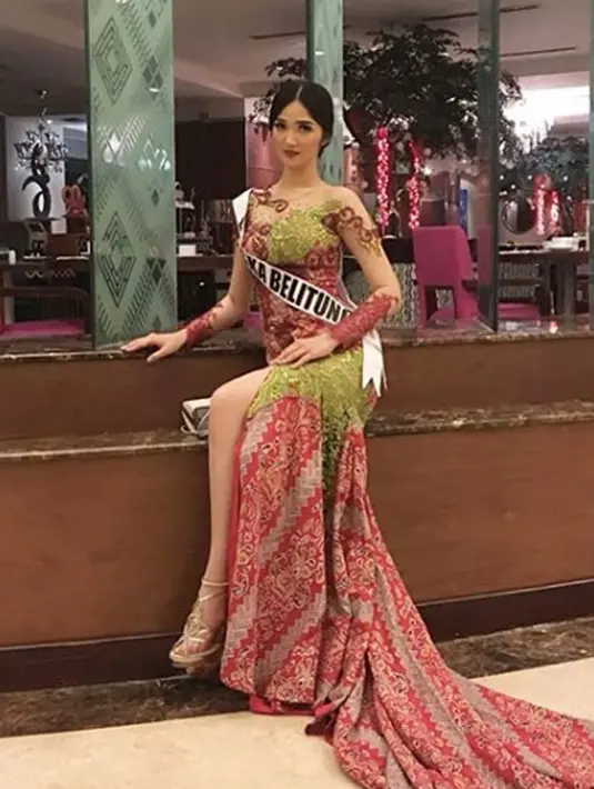 Puteri Indonesia 2018, Sonia Fergina Citra berpose dengan mengenakan kain tenun tradisional Bangka Belitung dengan motif Sumping Garuda. (Instagram/soniafergina)