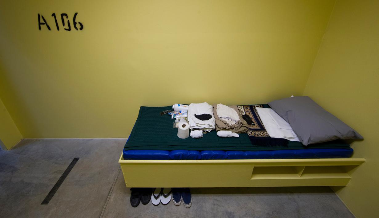 Barang-barang tahanan terlihat di atas kasur dalam penjara Camp VI Pangkalan Angkatan Laut Teluk Guantanamo, Kuba, Rabu 17 April 2019. Penjara Guantanamo menahan tokoh yang oleh pemerintah Amerika Serikat dianggap sebagai anggota dari al-Qaeda dan Taliban. (AP Photo/Alex Brandon)