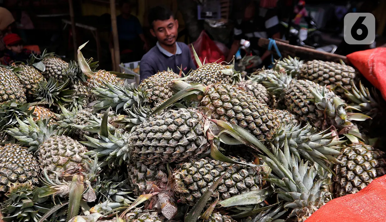 Di bulan puasa ini buah nanas menjadi primadona bagi masyarakatdibandingkan hari biasa. (Liputan6.com/Angga Yuniar)