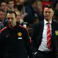 Ekspresi pelatih Manchester United, Louis van Gaal (kanan), usai dikalahkan Milton Keynes Dons (0-4) di ajang Piala Liga Inggris, di Stadion MK, London, (27/8/2014). (AFP PHOTO/Carl Court)