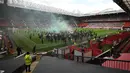 Manchester Evening News melaporkan, sekitar 10.000 fans berkampanye didalam dan luar stadion Old Trafford melawan Glazers. Mereka ingin pengusaha asal Amerika itu angkat kaki dari Old Trafford. (Foto: AFP/Oli Scarff)