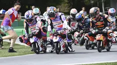 Pembalap Pembalap Prima Pramac Racing MotoGP, Johann Zarco (tengah) dan Jorge Martin (kedua kiri) memacu motornya saat mengikuti perlombaan motor mini pada rangkaian acara menjelang MotoGP Jepang 2023 di Mobility Resort Motegi, Motegi, Perfektur Tochigi, Jepang, 28 September 2023 waktu setempat. (AFP/Toshifumi Kitamura)