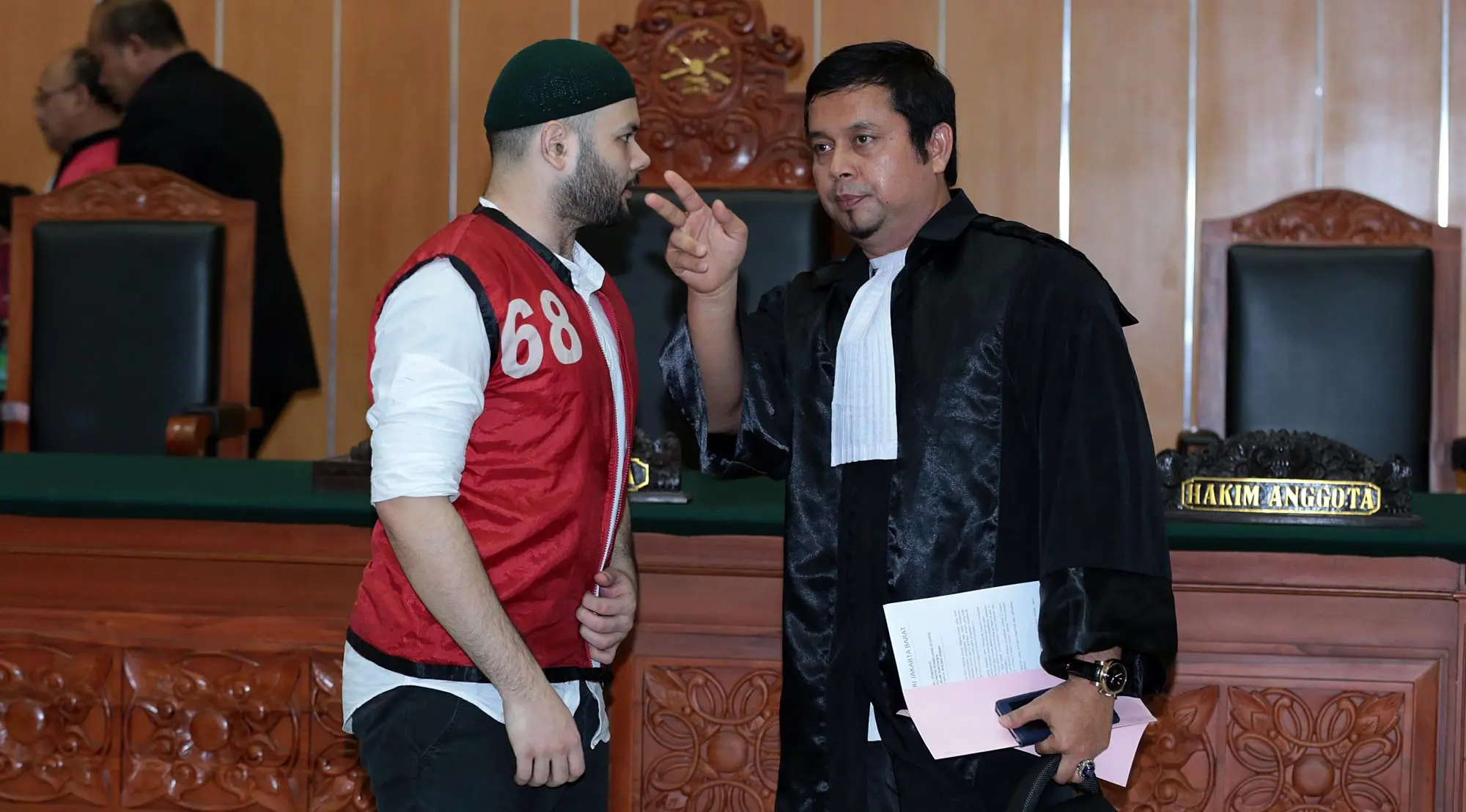 "Saya nggak tau, saya juga nggak pernah ke sana (masuk rutan) dan nggak pernah nanya, yang jelas nggak sendiri. Di rutan yang wajar dan normal, nggak ada spesialisasi," ujar Ismail Ramli kuasa hukum Ridho Rhoma. (Deki Prayoga/Bintang.com)