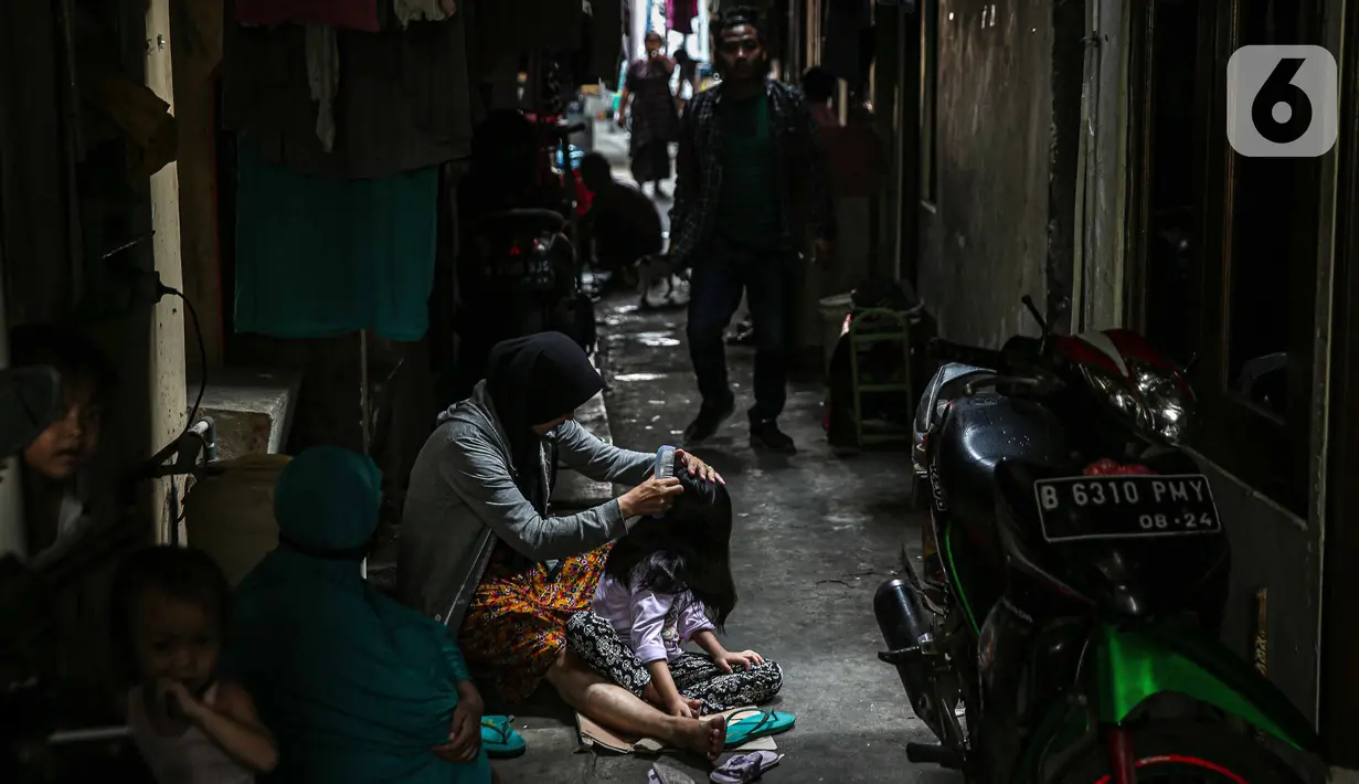 Aktivitas warga di permukiman padat penduduk Kampung Muka RW 04, Ancol, Pademangan, Jakarta, Selasa (4/1/2022). Izin Mendirikan Bangunan (IMB) kolektif sebagai representasi dari negara untuk keadilan sosial bagi seluruh warga Jakarta. (Liputan6.com/Faizal Fanani)
