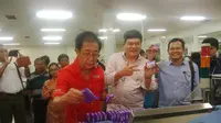 Adik Ahok Basuri Tjahaja Purnama bersama Presdir Sidomuncul Irwan Hidayat di Pabrik Sidomuncul, Semarang, jawa Tengah (liputan6.com)
