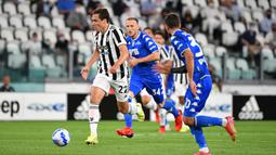 Juventus langsung tancap gas sejak awal. Pada menit ke-4 dan ke-8, Federico Chiesa sudah memaksa Vicario menyelamatkan tembakan kerasnya yang nyaris berbuah gol. (Foto: AFP/Isabella Bonotto)