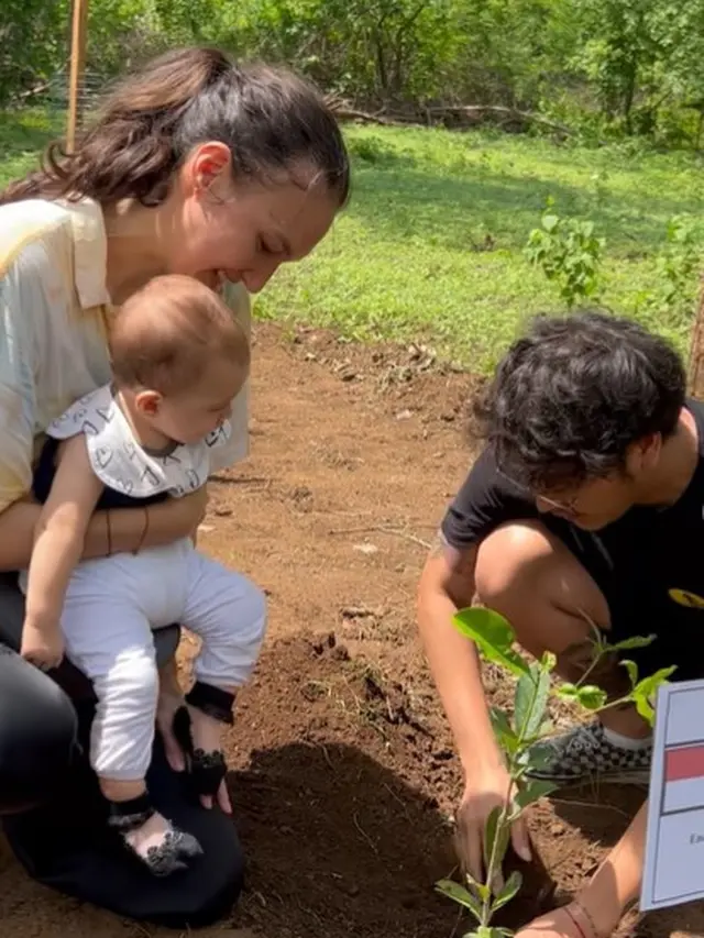 Nadine Chandrawinata menanam pohon (Instagram/nadinelist)