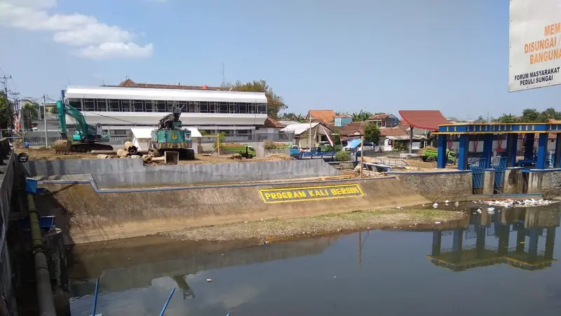 TESDA dibongkar untuk pembangunan jembatan jalan tembus Jalan Soedirman-Jalan Gerilya, Purwokerto. (Foto: Liputan6.com/Muhamad Ridlo)