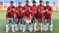 Para pemain starter Timnas Indonesia U-20 berfoto sebelum dimulainya laga matchday kedua Grup A Piala Asia U-20 2023 menghadapi Suriah U-20 di Lokomotiv Stadium, Tashkent, Uzbekistan, Sabtu (4/3/2023). (AFC/Pranit Katwal)