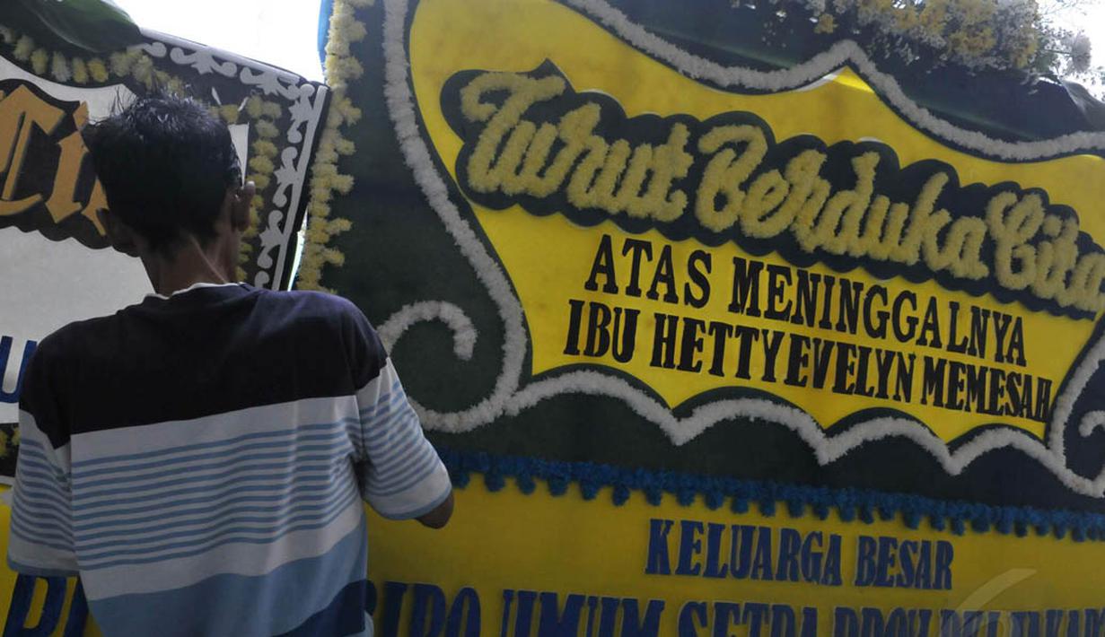 Sejumlah karangan bunga tampak berdatangan di rumah duka RSPAD, Jakarta, (4/9/14). (Liputan6.com/Johan Tallo)