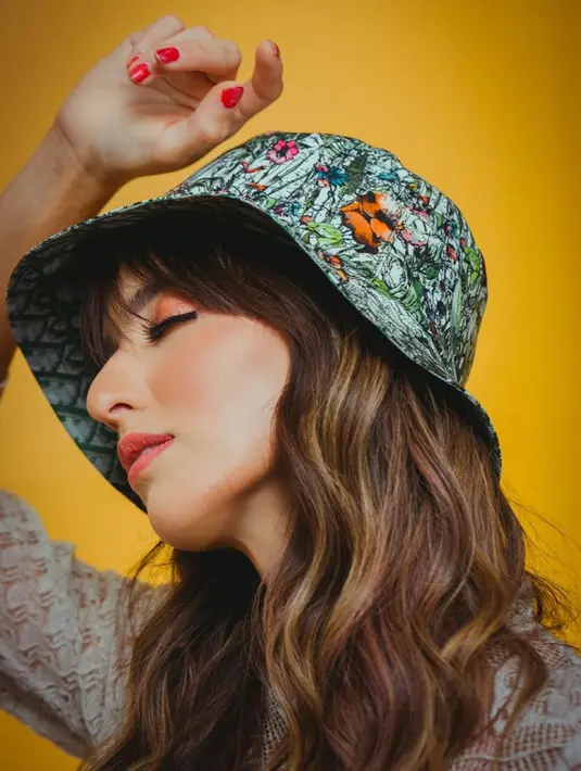 Tingkatkan gaya biasa jadi luar biasa dengan cara sederhana dengan memilih topi bermotif yang sukses lengkapi gaya jadi makin maksimal. (Foto: Instagram/ Nia Ramadhani)