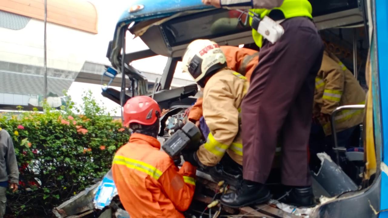 Dua armada bus Transjakarta (TJ) bertabrakan di Jalur Transjakarta, Cawang, Jakarta Timur. 37 orang alami luka-luka dan 2 meninggal akibat kecelakanan tersebut.