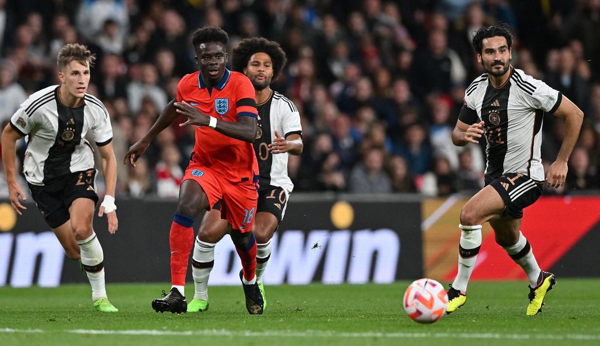Bukayo Saka bisa dikatakan sebagai talenta muda paling cemerlang di Liga Inggris saat ini bersama Arsenal. Ia tercatat telah mencetak 4 gol dan 6 assist dalam 14 penampilannya di liga. Hal tersebut membuat Gareth Southgate membawanya ke skuad Timnas Inggris untuk Piala Dunia 2022. Pemuda 21 tahun itu diprediksi akan menjadi pernan penting sistem penyerangan The Three Lions. (AFP/Glyn Kirk)