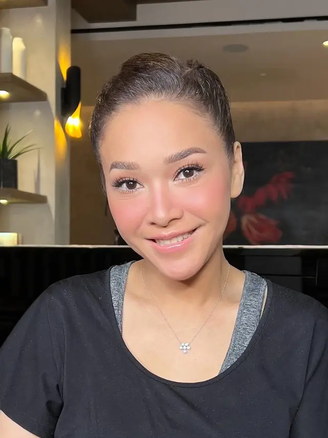 Gaya Makeup Natural Maia Estianty yang Menawan, Sentuhan Manis dari Nuansa Nude Pink