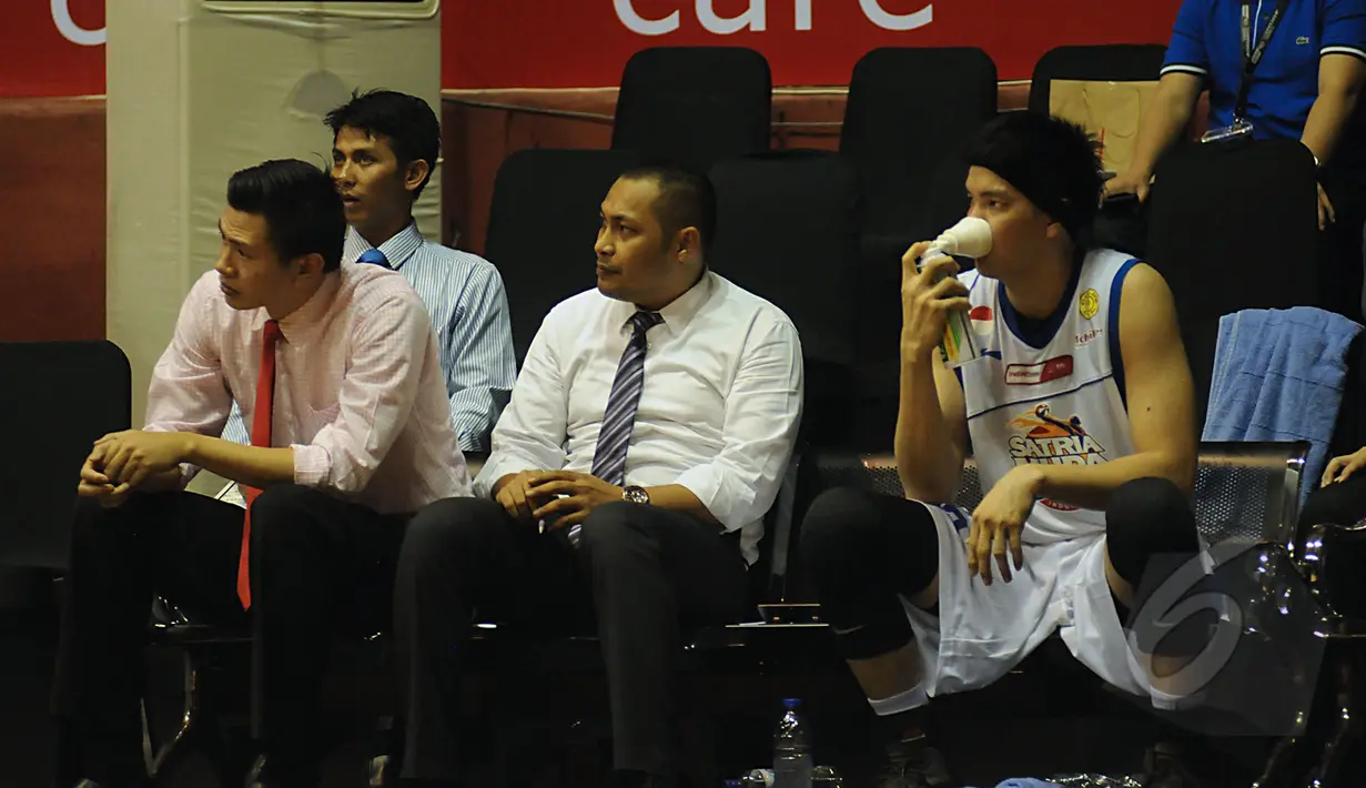 Pebasket SM Britama, Rony Gunawan (kanan) menggunakan oksigen di sela-sela laga melawan Aspac Jakarta di NBL Championship 2015 di Jakarta, Senin (4/5/2015). SM Britama unggul 59-53 atas Aspac Jakarta. (Liputan6.com/Helmi Fithriansyah)