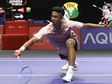 Pebulu tangkis tunggal putra Indonesia Alwi Farhan mengembalikan kok ke arah Anders Antonsen (Denmark) pada babak 16 besar Kapal Api Indonesia Open 2025 di Istora Senayan, Gelora Bung Karno, Jakarta, Kamis (5/6/2025). (Liputan6.com/Herman Zakharia)