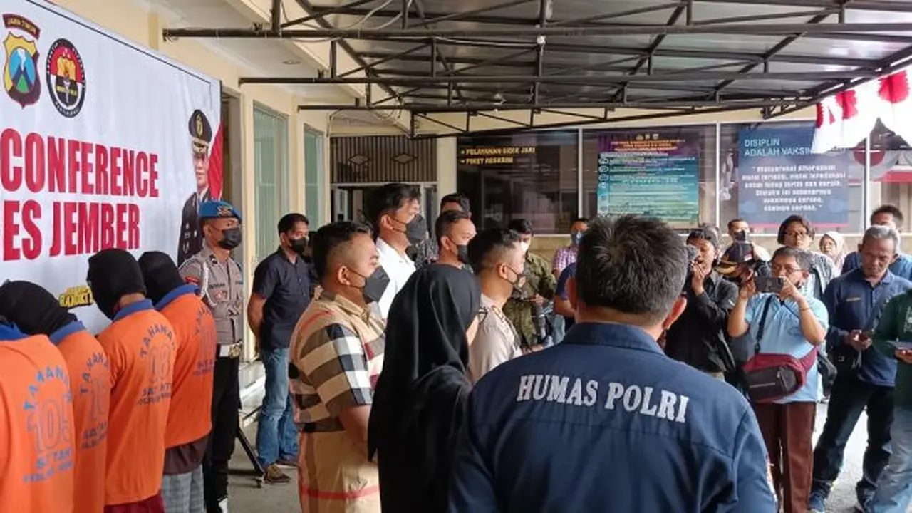 Pelaku kerusuhan Desa Margo Mulyo SIlo dihadirkan di Mapolres Jember. (Istimewa).