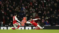 Bomber Arsenal, Olivier Giroud (kanan) merayakan golnya ke gawang Crystal Palace, pada laga lanjutan Premier League 2016-2017, di Emirates Stadium,, London, Minggu (1/1/2017).  (Reuters/Stefan Wermuth)