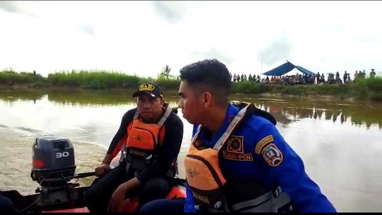 Tim SAR Kendari mencari seotrang petani di Konawe Selatan hilang diterkam buaya di Sungai Roraya Konawe Selatan, Rabu (5/7/2023).(Liputan6.com/dok SAR)