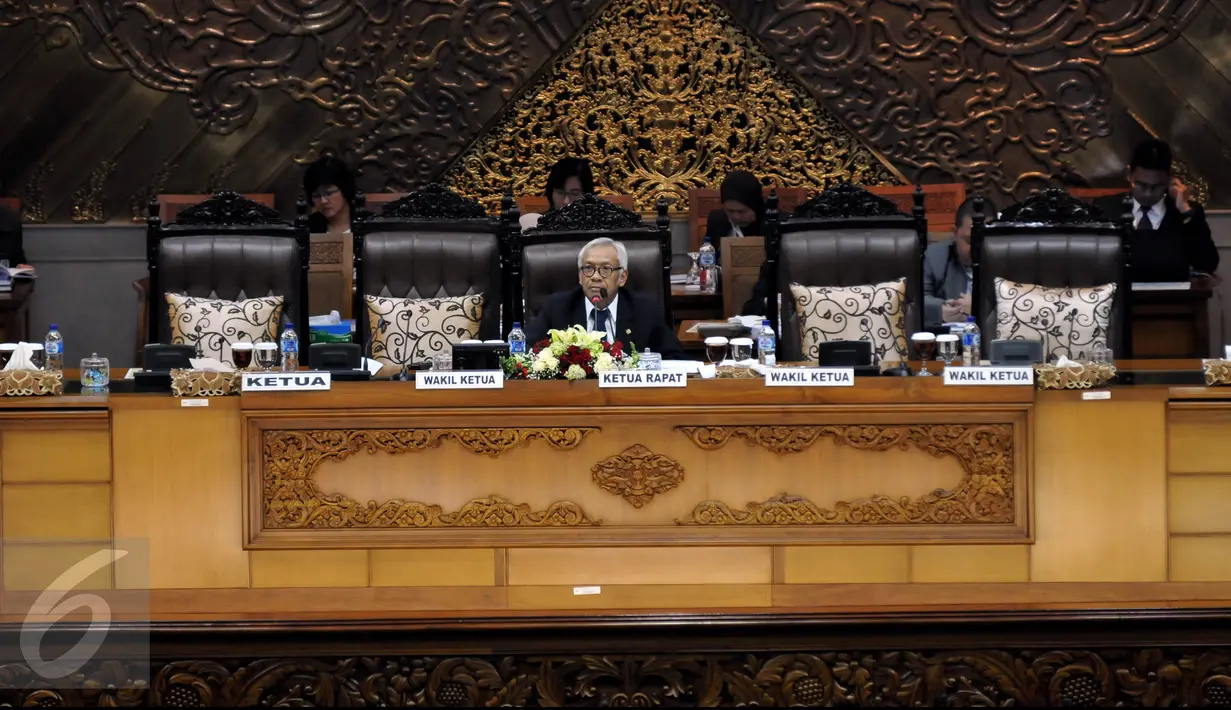 Suasana Rapat Paripurna DPR RI di Gedung DPR, Jakarta, Selasa (13/10/2015). Rapat membahas Pansus Pelindo II dan RUU Larangan Minuman Beralkhol itu hanya dihadiri 298 Anggota dan sebanyak 262 Anggota dewan mangkir. (Liputan6.com/JohanTallo)