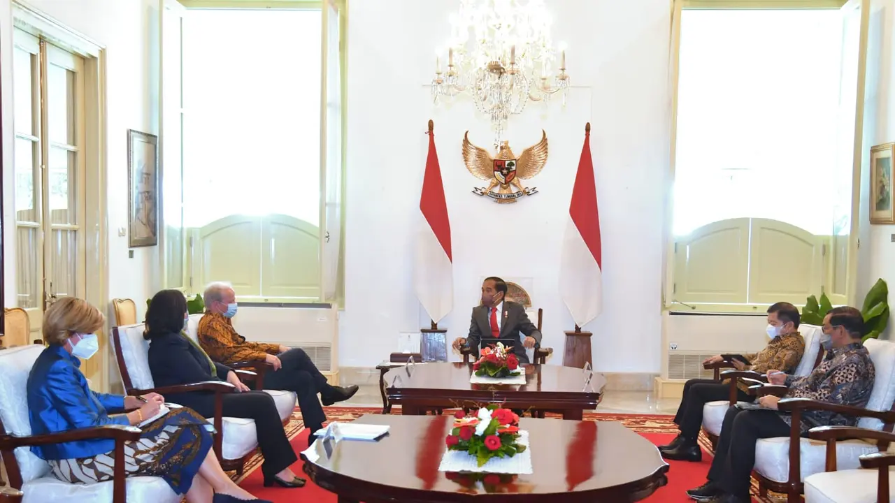 Jokowi didampingi Menteri PPN/Kepala Bappenas Suharso Monoarfa dan Sekretaris Kabinet Pramono Anung bertemu delegasi Bank Dunia yang bertandang ke Indonesia