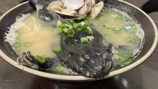 Warung Ramen Ini Sediakan Menu dengan Topping Katak Utuh, Bikin Merinding