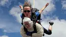 Nenek buyut, Irene O’Shea terjun payung di langit Australia Selatan, 9 Desember 2018. Nenek 102 tahun itu diyakini sebagai penerjun payung tertua di dunia setelah terjun dari ketinggian 4.300 meter. (Bryce SELLICK, Matt TEAGER/SA Skydiving/AFP)