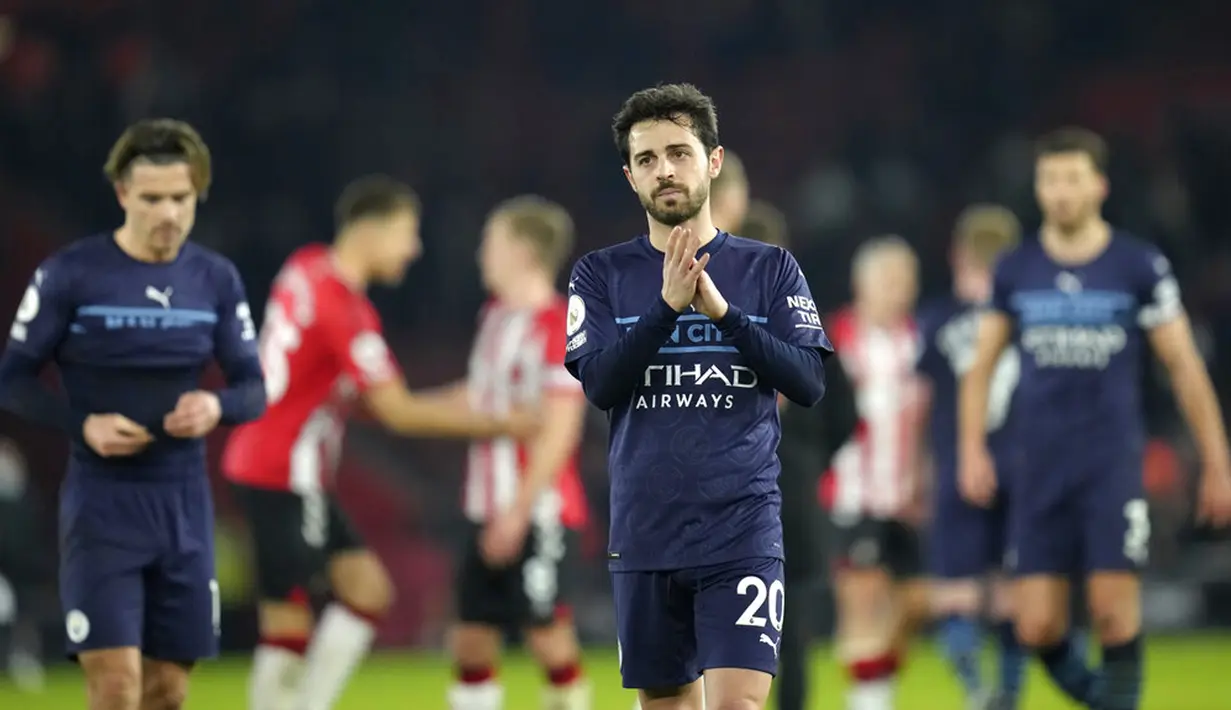 Pemain Manchester City Bernardo Silva memberi tepuk tangan kepada para penggemar usai melawan Southampton pada pertandingan sepak bola Liga Inggris di Stadion St Mary, Southampton, Inggris, 22 Januari 2022. Pertandingan berakhir imbang 1-1. (AP Photo/Kirsty Wigglesworth)