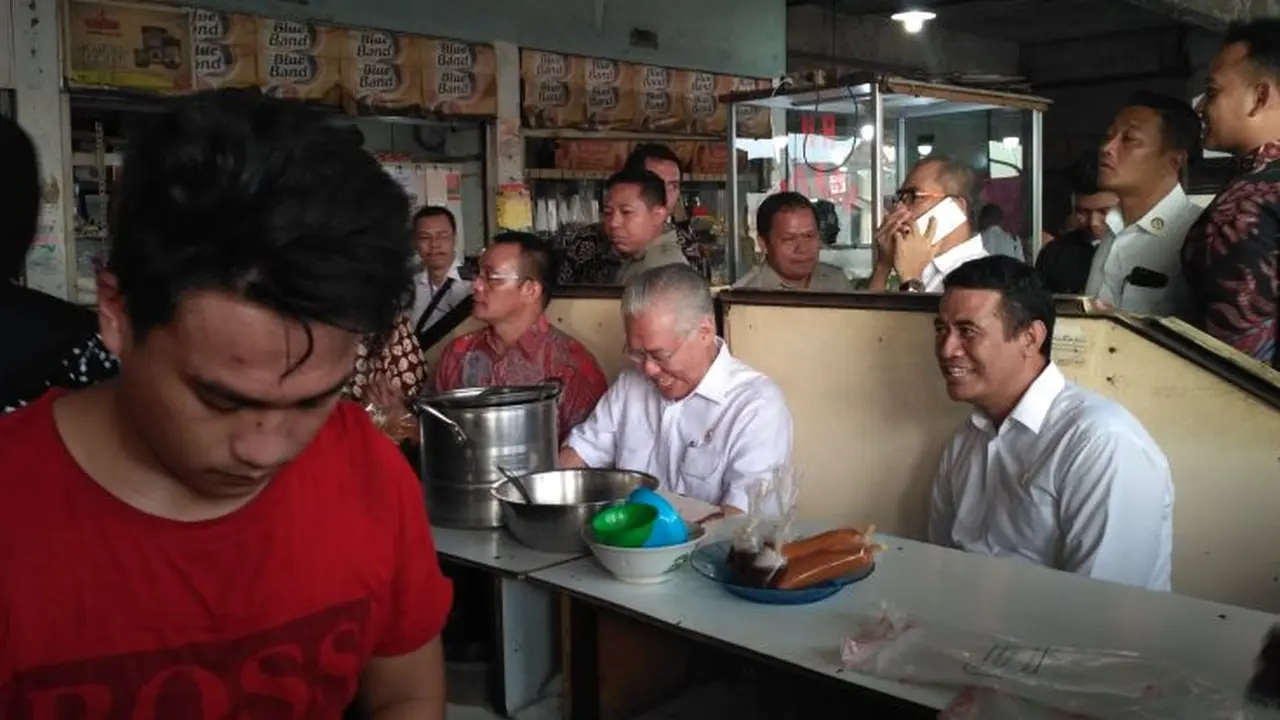 Menteri Perdagangan Enggartiasto Lukita dan Menteri Pertanian Amran Sulaiman melakukan kunjungan kerja ke beberapa pasar di Jakarta Kamis (13/4/2017). (Achmad/Liputan6.com)
