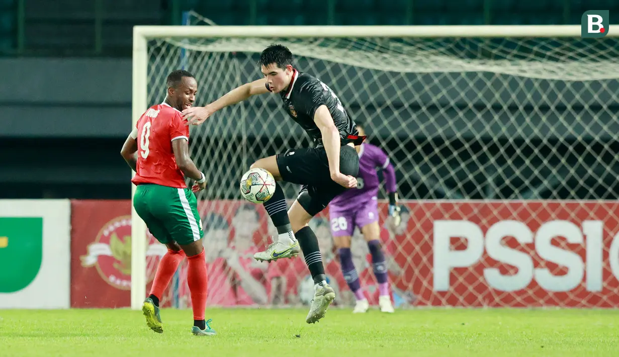 Pemain Timnas Indonesia, Elkan Baggot, mengontrol bola saat melawan Burundi pada pertandingan kedua FIFA Matchday di Stadion Patriot Candrabhaga, Bekasi, Selasa (28/3/2023). Kedua tim bermain imbang 2-2. (Bola.com/M Iqbal Ichsan)