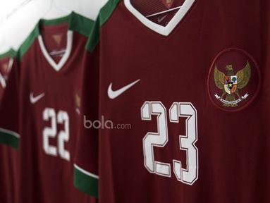 Sejumlah jersey Timnas Indonesia dipersiapkan di ruang ganti sebelum pertandingan uji coba melawan Puerto Rico di Stadion Maguwoharjo, Sleman, Selasa (13/6/2017). Ruang ganti merupakan tempat sakral bagi tim sepak bola. (Bola.com/Vitalis Yogi Trisna)