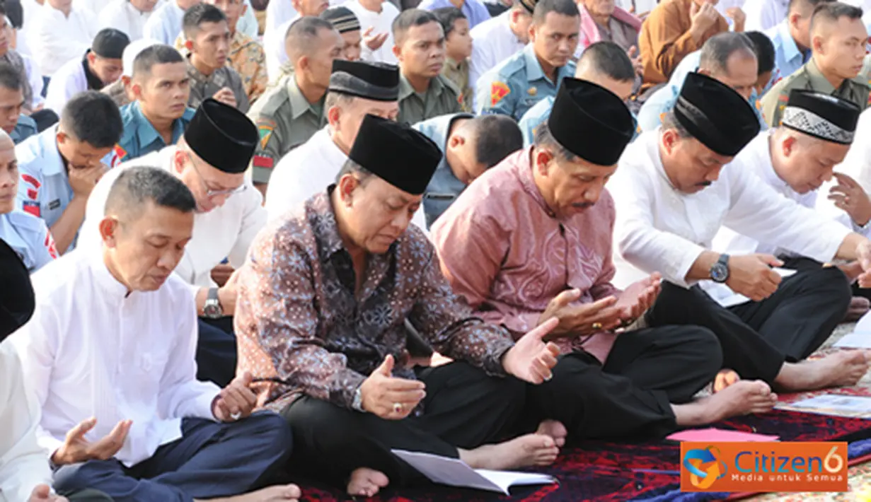 Citizen6, Jakarta: Panglima TNI Laksamana TNI Agus Suhartono beserta pejabat TNI lainnya dan masyarakat sekitar Mabes TNI melaksanaan Salat Idul Fitri 1433 H, di Lapangan GOR A. Yani Mabes TNI, Cilangkap Jakarta, Minggu (19/8).(Pengirim: Badarudin Bakri).