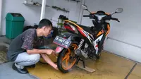 Banyak alasan yang membuat orang malas untuk mencuci motor sendiri di rumah, salah satunya adalah ketiadaan alat-alat 