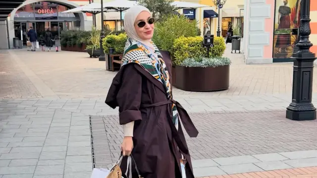 Shireen Sungkar Saat Liburan ke Italia dan Spanyol pakai long coat. [@shireensungkar]