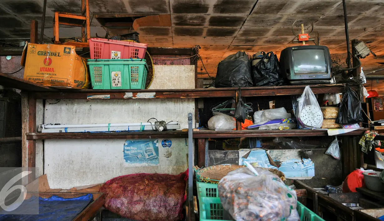 Kini masa kejayaan Pasar Rumput seolah ikut usang termakan jaman. Atap-atap gedung 2 lantai itu kini tampak lusuh dan renta termakan usia, Jakarta, Selasa (26/4/2016). (Liputan6.com/Yoppy Renato)