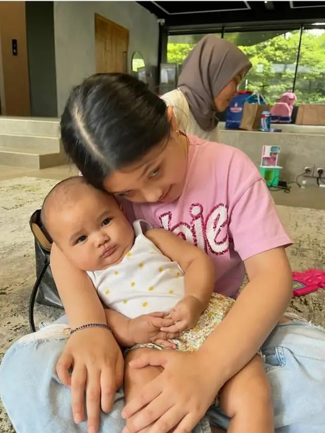 6 Potret Arsy Hermansyah Momong Ameena dan Azura, Jadi 'Onty' Kesayangan