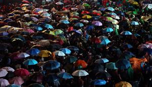 Suasana kepadatan warga yang akan menikmati malam pergantian tahun di kawasan Bundaran Hotel Indonesia, Jakarta, Rabu (31/12/2025). Kawasan Bundaran Hotel Indonesia, Jakarta, menjadi salah satu titik utama perayaan malam pergantian tahun di Jakarta. (Kapanlagi.com/Budy Santoso)