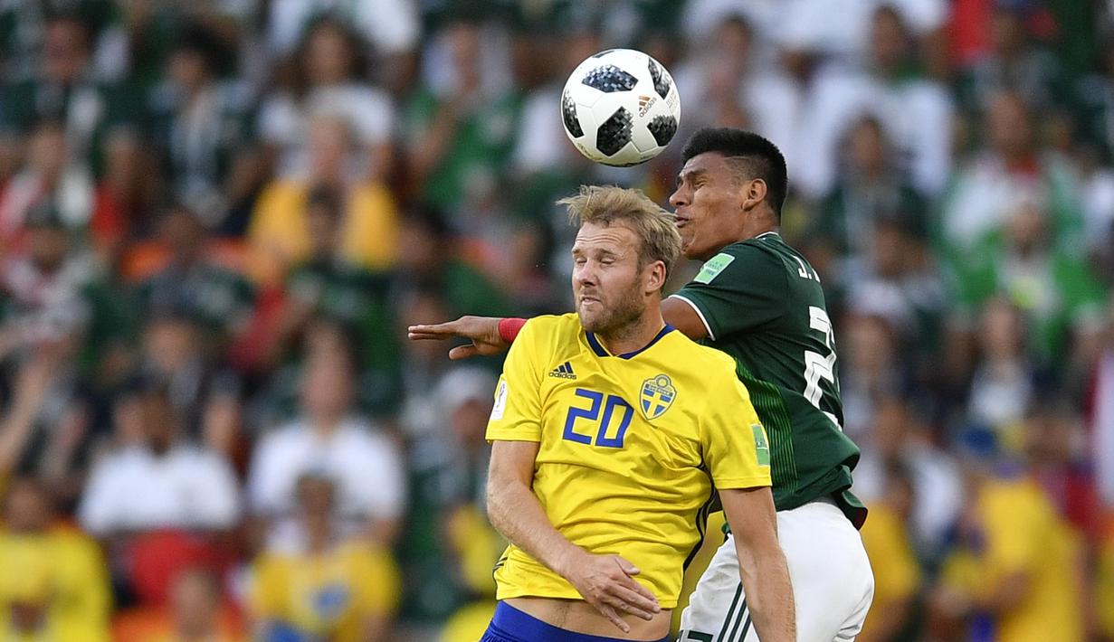Pemain Swedia, Ola Toivonen (kiri) melakukan duel udara dengan pemain Meksiko, Jesus Gallardo pada laga grup F Piala Dunia 2018 di Yekaterinburg Arena, Yekaterinburg, Rusia, (27/6/2018).  Swedia menang telak 3-0 atas Meksiko. (AP/Martin Meissner)