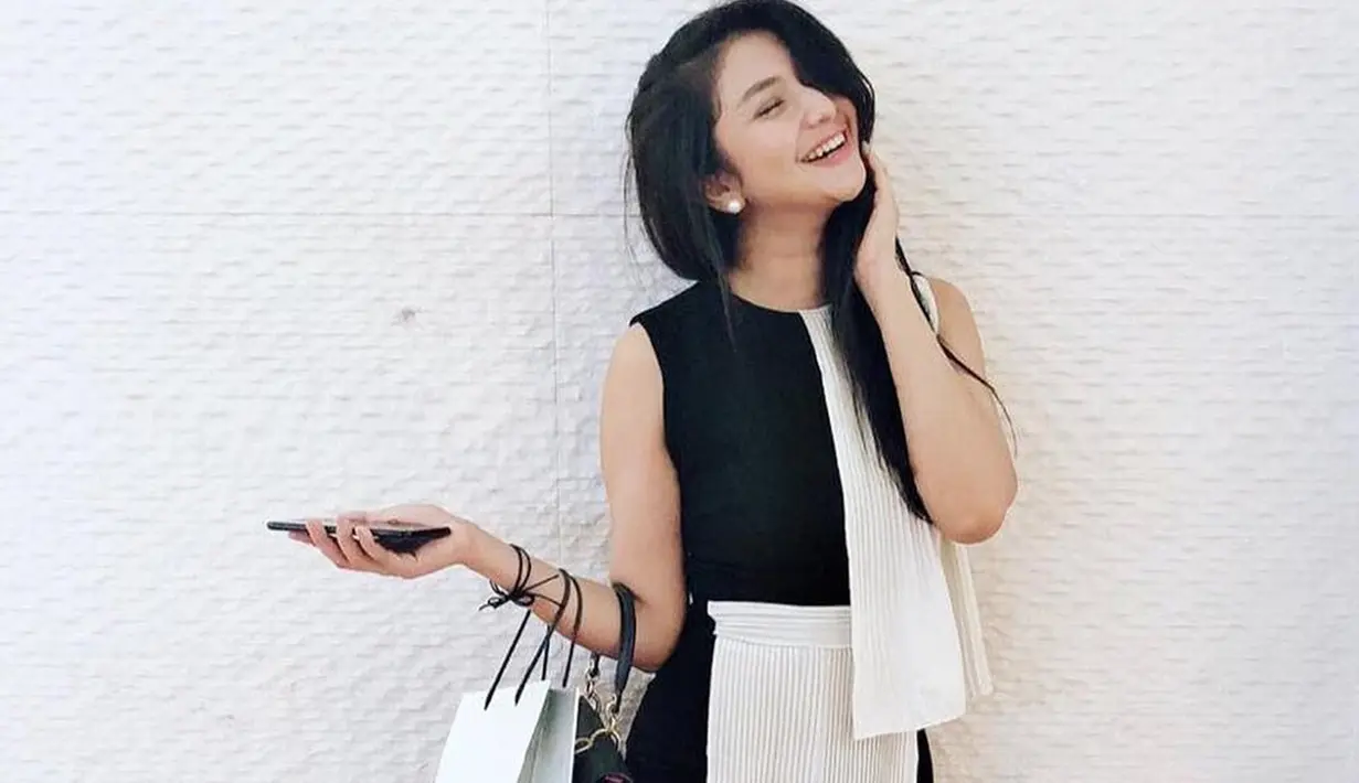 Saat mengenakan dress ia juga memilih menggunakan model sederhana dan warna yang netral. Bahkan, riasan yang dikenakan Bianca juga terlihat sederhana. (Liputan6.com/IG/@bibiancaliza)
